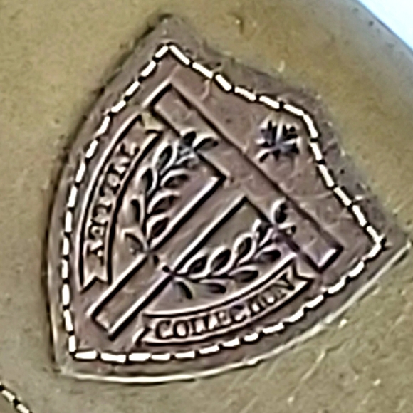 Tilley Olive Leather Trifold Wallet - Picture 2 of 7